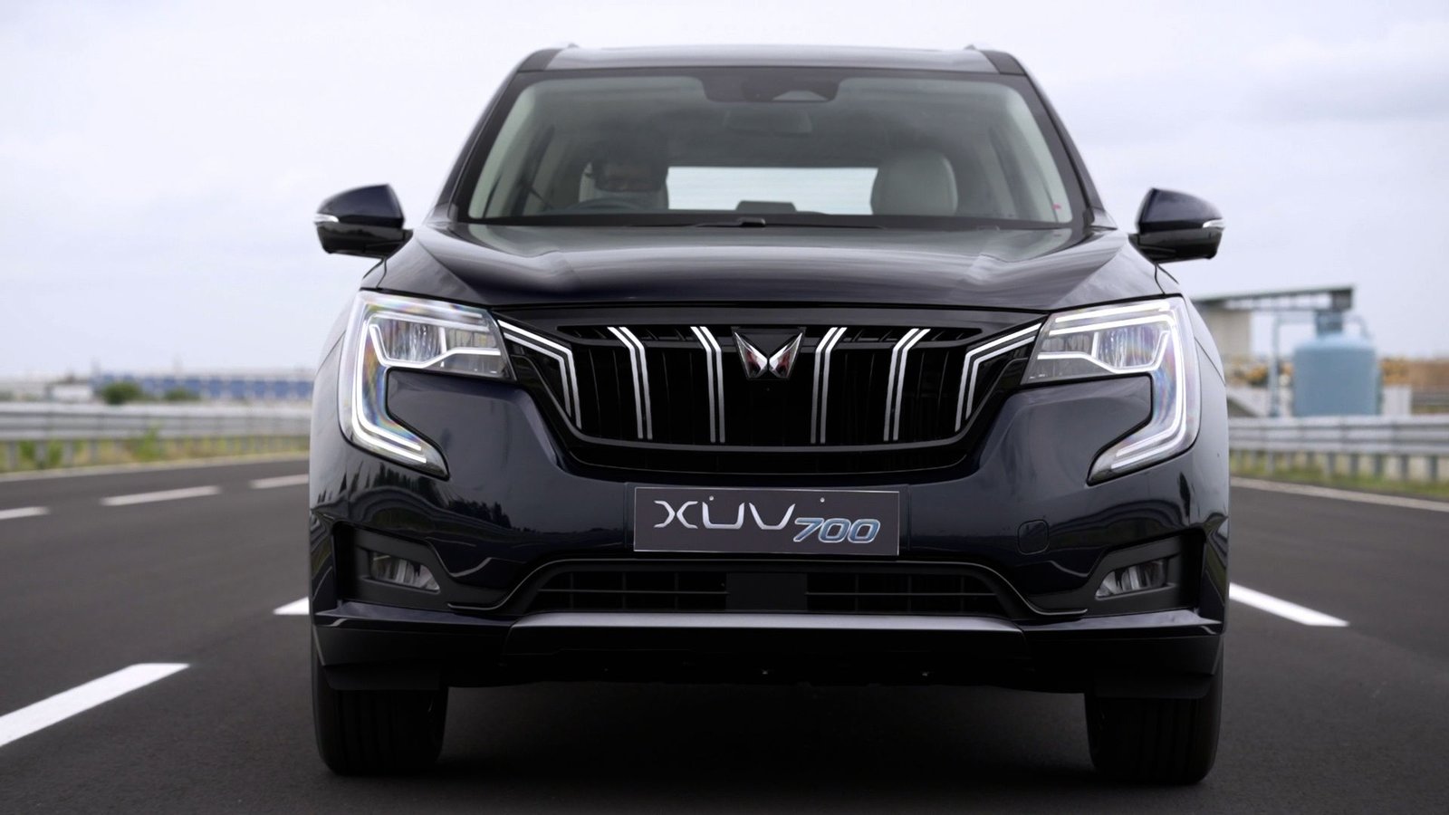Mahindra XUV700 AX7
